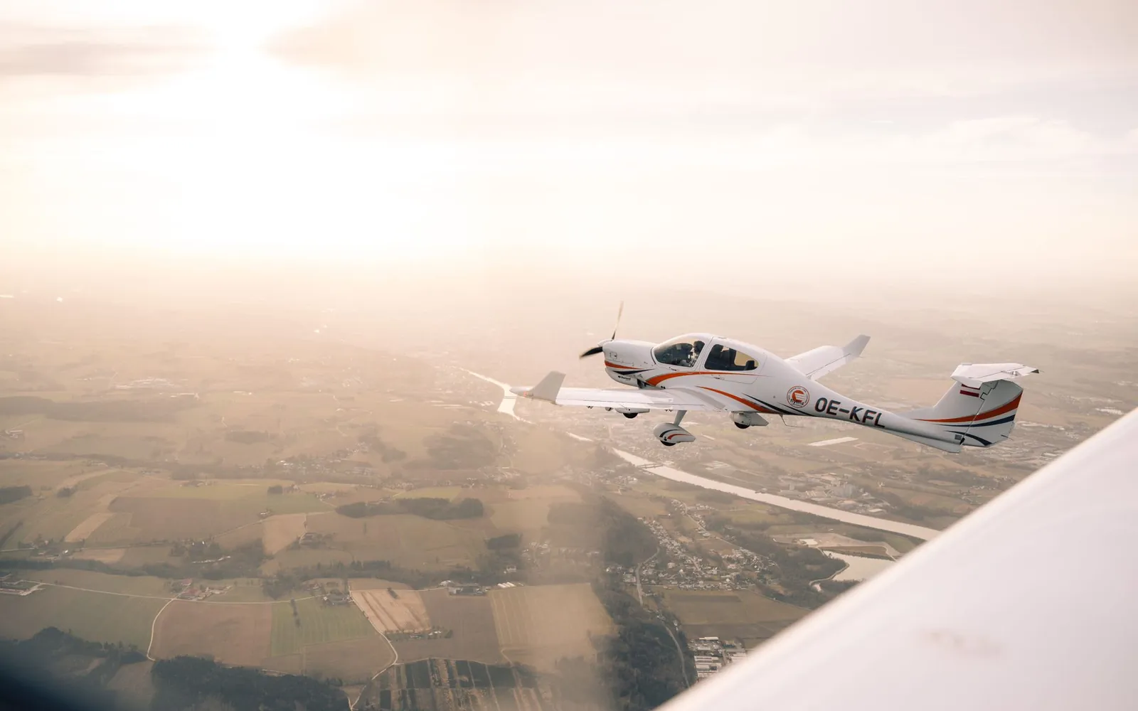 Flugzeug der Flugschule flylinz in der Luft