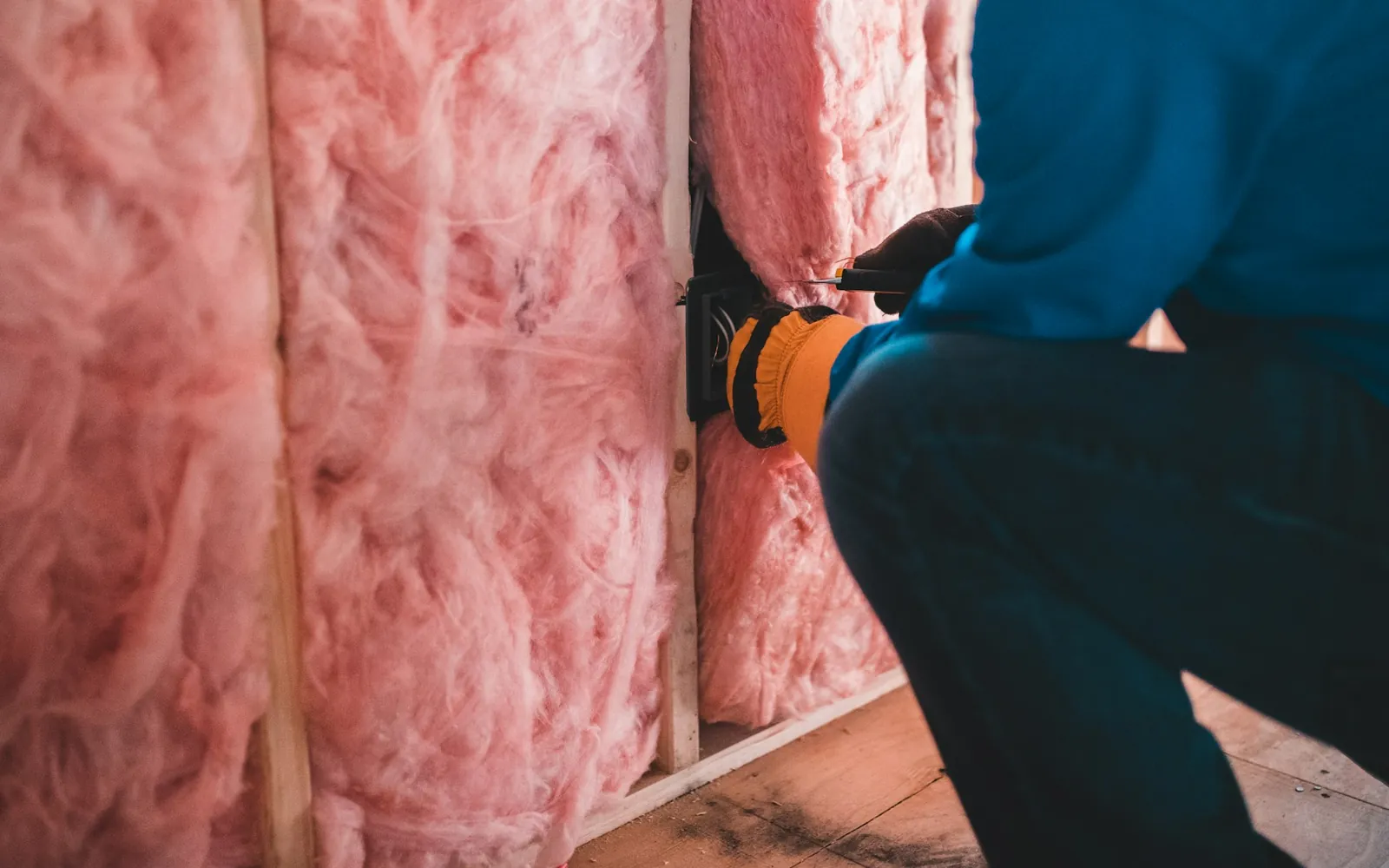 Einbau von Dämmmaterial in eine Holzständerwand