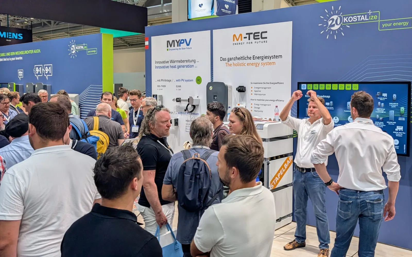 Messestand von M-TEC mit vielen Besucherinnen und Besuchern
