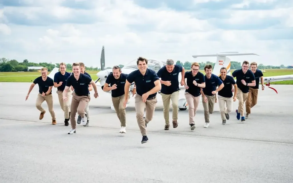 Das Team von Turbulence Solutions auf dem Flugfeld