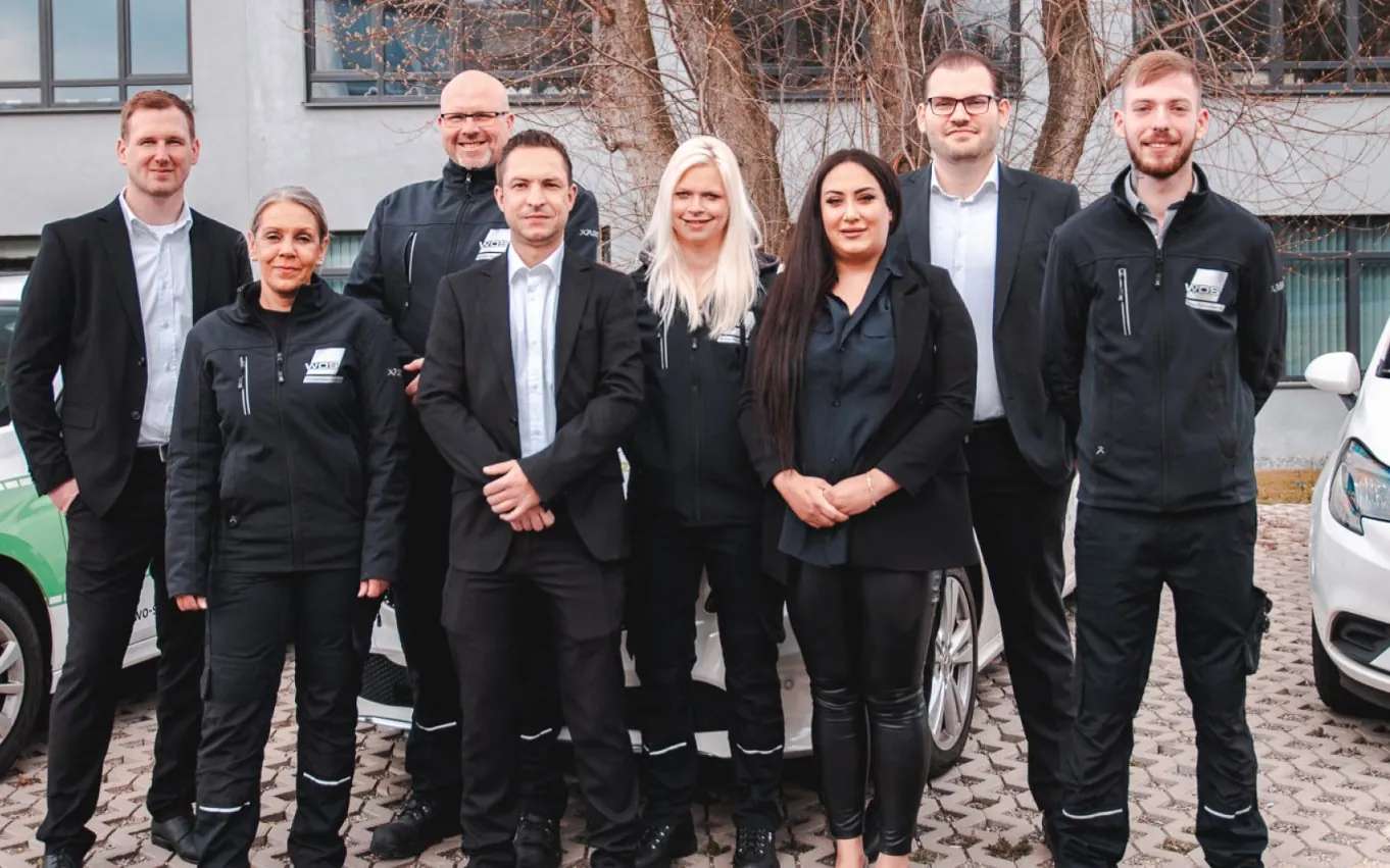 Das Team von WOS Sicherheit vor den Einsatzfahrzeugen