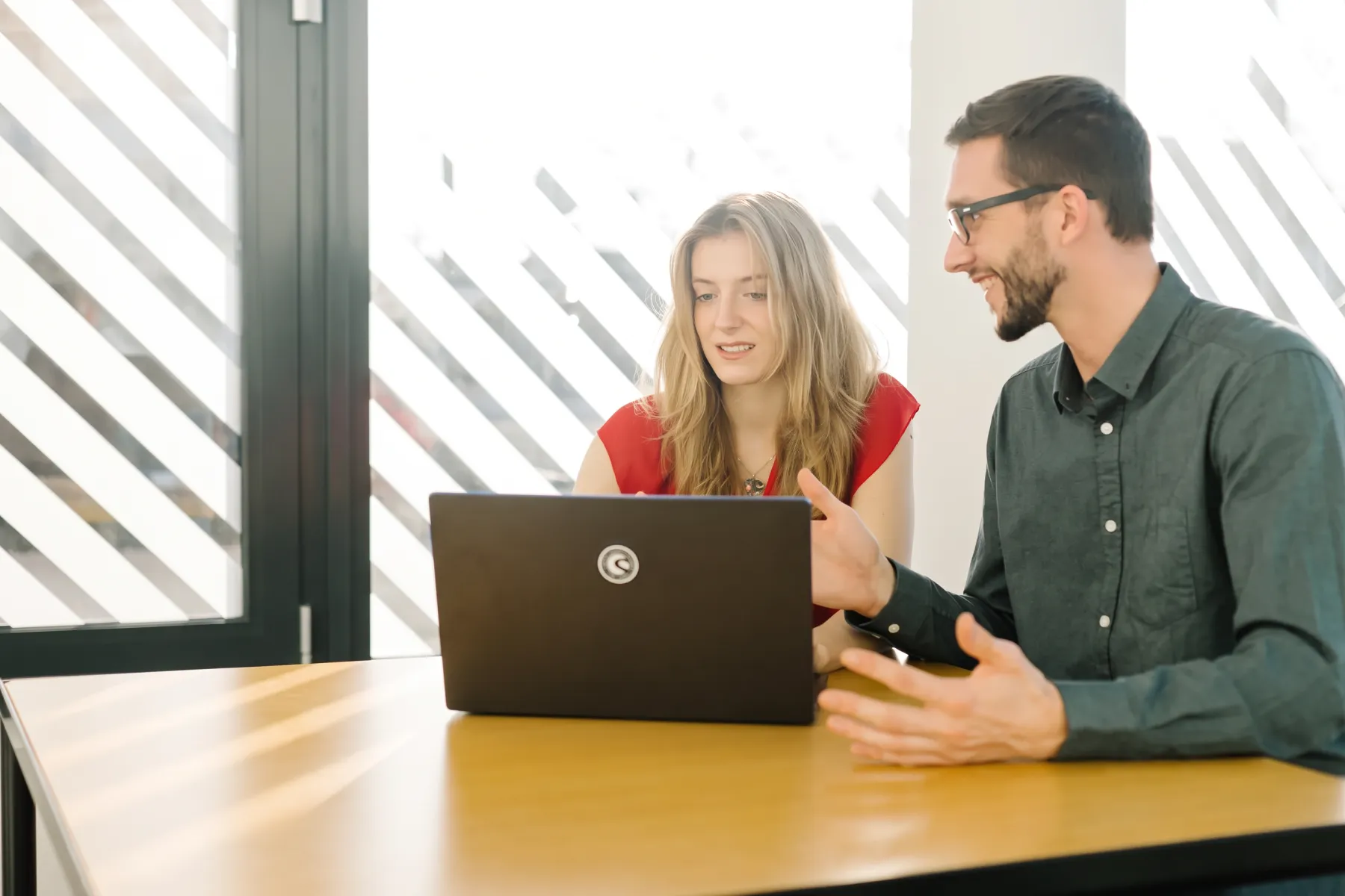 Das QMedia-Team bespricht ein Projekt am Besprechungstisch